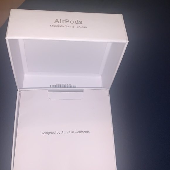 AirPods 3rd generation with charging case and charger - Picture 4 of 6
